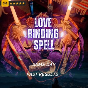 Puede incluir: Una superficie de tela morada sostiene cuatro velas encendidas en soportes de metal, dos piñas, dos manojos de plantas secas, un cuenco oscuro pequeño y un atado de salvia. El texto LOVE BINDING SPELL, SAME DAY, FAST RESULTS aparece en letras blancas.