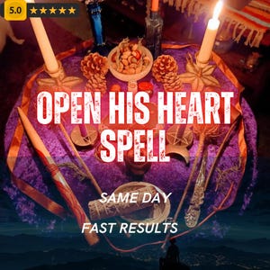 Può includere: Una tovaglia da altare viola con il testo OPEN HIS HEART SPELL e SAME DAY FAST RESULTS. La disposizione include due alte candele bianche, pigne, una ciotola di noci, un fascio di salvia e una bacchetta metallica su una superficie.