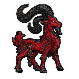 Puede incluir: Un parche bordado que muestra una cabra roja estilizada con grandes cuernos negros curvados. La cabra tiene detalles negros en el pelaje, una barba negra y un dije en forma de diamante que cuelga de su costado con un borde negro.