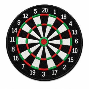 Könnte beinhalten: Ein kreisförmiger, bestickter Aufnäher mit einem klassischen Dartscheiben-Motiv. Das Muster besteht aus abwechselnd schwarzen und weißen Segmenten, akzentuiert durch rote und grüne Ringe sowie ein rotes Zentrum. Weiße Zahlen sind am Rand aufgestickt.
