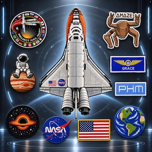 Puede incluir: Una colección de parches bordados que incluye un transbordador espacial central, un emblema de la misión Project Hail Mary, una criatura alienígena con el texto AMAZE, un logo de la NASA, una bandera de EE. UU., un planeta y parches de PHM.