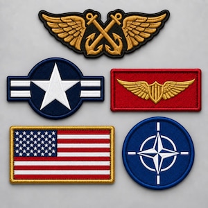 Puede incluir: Una colección de cinco parches bordados con diseños de estilo militar: un ancla alada dorada, un emblema de estrella azul y blanco, un rectángulo rojo con alas doradas, una bandera rectangular de EE. UU. y una estrella de brújula azul de la OTAN.