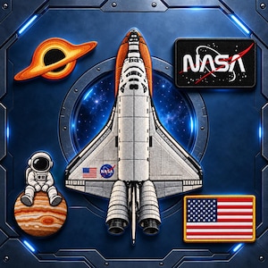 Puede incluir: Una colección de parches bordados que incluye un transbordador espacial blanco, un logotipo de la NASA en blanco y negro, un planeta naranja con anillos, un astronauta sentado sobre un planeta marrón y una bandera rectangular de los Estados Unidos con franjas rojas, blancas y azules.