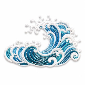 Puede incluir: Un parche bordado con un diseño estilizado de una ola oceánica. La ilustración muestra patrones de agua en espiral en tonos azul profundo, verde azulado y blanco, con detalles de costura intrincados que definen las crestas y la espuma.
