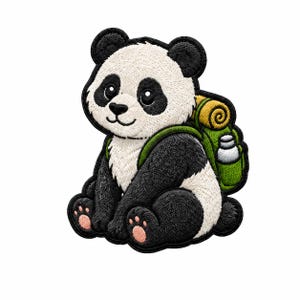 Puede incluir: Un parche bordado que muestra un oso panda sentado con pelaje blanco y negro, que lleva una mochila verde con un saco de dormir amarillo enrollado encima y una pequeña botella de agua blanca sujeta al lateral, todo con un borde negro grueso.