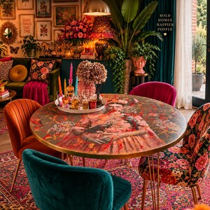 Handgeschilderde, maximalistische ronde eettafel | Uniek statement meubelstuk