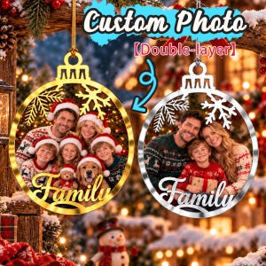 Puede incluir: Dos adornos colgantes circulares con una foto personalizada de una familia con suéteres navideños y gorros de Papá Noel. Los adornos tienen un diseño de copo de nieve recortado y la palabra Family escrita en cursiva en la base.
