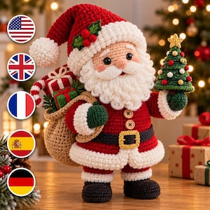 Può includere: Una statuetta di Babbo Natale all'uncinetto con cappello rosso dal bordo bianco, cappotto rosso con due bottoni in legno, cintura nera con fibbia gialla e stivali neri. Babbo Natale tiene un piccolo albero verde e un sacco beige.