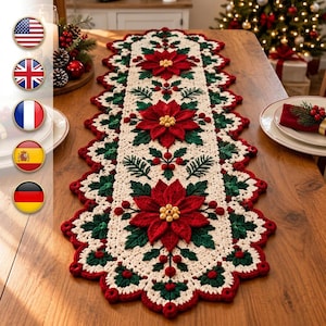 Può includere: Un lungo runner da tavola rettangolare all'uncinetto con base color crema, caratterizzato da un motivo ripetuto di stelle di Natale rosse tridimensionali, foglie verde scuro e piccole bacche rosse, con bordo smerlato rifinito in rosso.