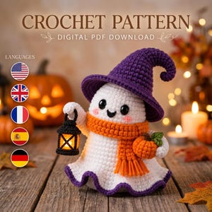 Op de afbeelding: Een haakpatroon als digitale PDF-download met een wit spookje amigurumi dat een paarse heksenhoed en een oranje sjaal draagt. Het spookje houdt een kleine zwarte lantaarn in de ene hand en een piepklein oranje pompoentje in de andere.