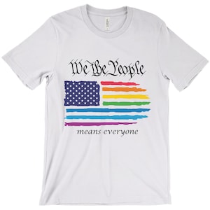 私たち国民はみんなを意味します T シャツ、プライド フラッグ シャツ、アメリカン プライド フラッグ シャツ、パーソナライズされたプライド運動シャツ