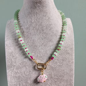 Handgefertigte Halskette mit Fischanhänger aus Glasperlen und rosa Emaille • 45 cm lange Perlenkette
