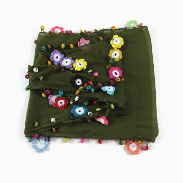 Katoen groene sjaal, Womens foulard, Cowl met gehaakte oya bloemen en houten kralen, groene scarflette