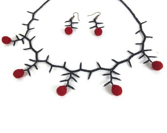 Ensemble collier et boucles d'oreilles en dentelle au crochet fait main, collier au crochet délicat et boucles d'oreilles assorties, bijoux Oya turcs rouges et noirs délicats