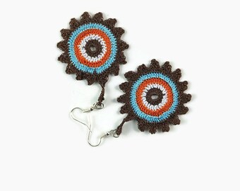 Boucles d'oreilles au crochet marron bleu orange blanc, bijoux au crochet, boucles d'oreilles à motif, bijoux bohème hippie, cadeau pour elle