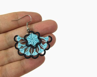 Boucles d'oreilles bleu et noir frivolité, boucles d'oreilles au crochet, boucles d'oreilles éventail, bijoux au crochet, boucles d'oreilles à motif, bijoux bohème hippie, cadeau pour elle