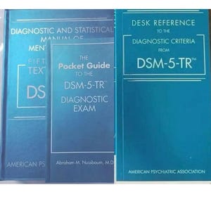 Può includere: Tre libri blu con testo bianco. Il libro a sinistra è il Diagnostic and Statistical Manual of Mental Disorders Fifth Edition Text Revision. Al centro, The Pocket Guide to the DSM-5-TR Diagnostic Exam. A destra, Desk Reference to the Diagnostic Criteria from DSM-5-TR dell'American Psychiatric Association.