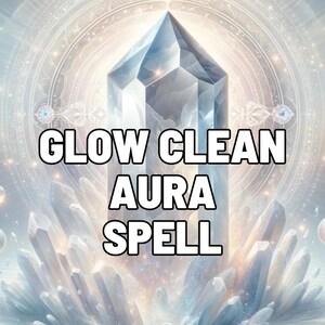 Puede incluir: Un gran punto de cristal central translúcido rodeado de formaciones de cristal más pequeñas y dentadas. La imagen presenta una luz brillante y etérea que irradia desde el centro. El texto GLOW CLEAN AURA SPELL está impreso en letras mayúsculas blancas.