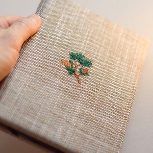 Embroidered Kindle case paperwhite Scribe case new signature protective boho slim Kindle cover handmade gift Pine Cone embroidery linen