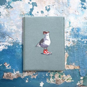 Funda para Kindle Paperwhite con bordado de gaviota en lona verde azulado. Personalizada. Kindle Scribe Signature. Hecha a mano en el Reino Unido. Regalo personalizado.