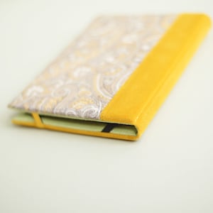 Étui Paperwhite pour Kindle Colorsoft Signature Edition, étui pour Kindle Kawasaki en cachemire jaune gris, personnalisé fait main, cadeau personnalisé
