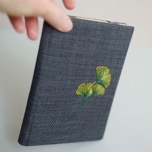 Étui couleur pour Kobo libra, toile grise, feuilles de ginkgo vert jaune, broderie faite main, housse Kobo Clara 2E, tissu de protection gris sauge, Elipsa