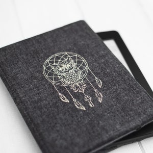 Kindle Hülle mit Eule & Traumfänger Stickerei – Graue Denim Hülle – Passgenau für Paperwhite Gen 12th Gen, Signature, Basic, Coloursoft