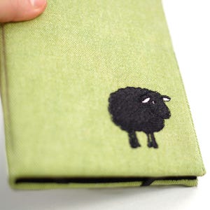 Étui Kobo – Housse en jean verte avec broderie mouton noir | Housse Kobo en coton fait main, personnalisable et protectrice