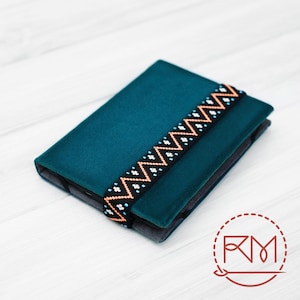 Étui pour Kindle - Housse en velours turquoise pour papier blanc, écriture manuscrite, signature, couleur douce - Protection rembourrée avec bracelet noir et orange
