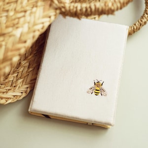 Étui pour Kindle avec broderie abeille, couverture en tissu beige fait main, compatible avec le style livre rembourré Paperwhite Scribe Signature Royaume-Uni