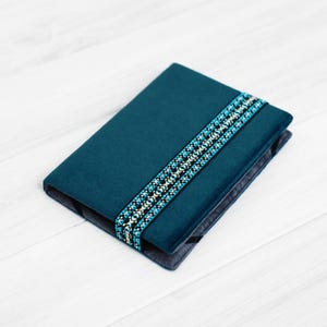 Étui pour Kindle Paperwhite - Housse en velours bleu sarcelle avec large bandoulière florale - Tissu protecteur pour scribe, signature et plus - Ajustement personnalisé