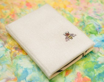 Broderie Abeille Étui pour Kindle Paperwhite Étui pour Kindle Scribe en toile, signature de protection pour eBook, Étui à rabat fait main au Royaume-Uni, Cadeau nature