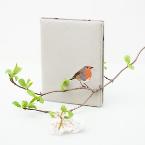 Étui pour Kindle Paperwhite 2024 Robin pour Kindle - Couverture brodée d'oiseaux pour Colorsoft, Signature, Scribe | Tissu en lin gris | Cadeau personnalisé
