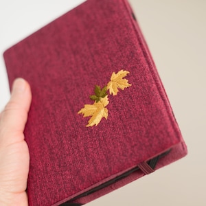 Kindle Hülle Roter Stoff – Gestickte goldene Ahornblätter | Paperwhite 2024 Cover, Signatur, Colorsoft, Scribe | Herbst Geschenk