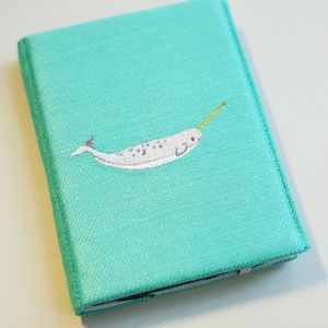 Housse pour Kindle Narval - Étui en tissu tissé turquoise avec broderie baleine, blanc papier, écriture manuscrite, signature, couleur souple Cadeau fait main pour les amateurs de Kindle