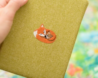 Étui Kindle PaperWhite personnalisé avec broderie faite main, motif renard mignon, étui Kindle Scribe vert boisé, nouveau étui Kindle personnalisé