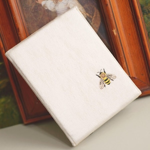 Étui Kobo beige avec broderie abeille | Balance couleur, Clara 2E, sauge, housse de protection Elipsa | Cadeau en toile fait main minimaliste