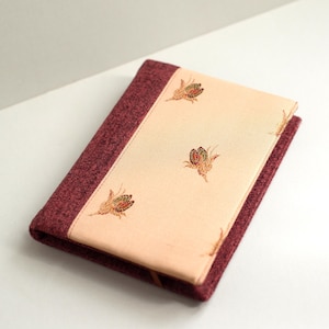 Handgemaakte Kobo-hoes: rode wolmix en geborduurde bloemenboekomslag
