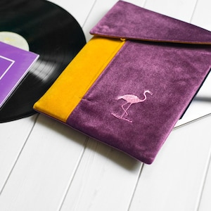 Étui pour iPad Flamingo - Housse pour iPad rembourrée lumineuse avec poche zippée, housse pour iPad en velours brodé, fermeture magnétique, cadeau fait main