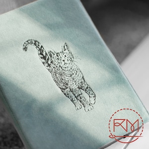 Étui pour Kindle en velours bleu avec broderie de chat - Etui personnalisé pour Paperwhite, Signature, Scribe, Colorsoft - Cadeau fait main au Royaume-Uni