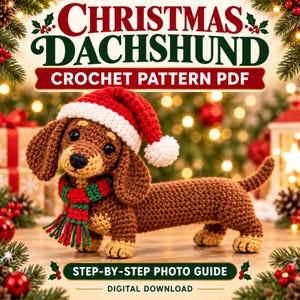 Könnte beinhalten: Ein gehäkeltes Dackel-Spielzeug in Braun und Beige mit einer rot-weißen Weihnachtsmütze und einem rot-grün gestreiften Schal. Der Text lautet CHRISTMAS DACHSHUND CROCHET PATTERN PDF und STEP-BY-STEP PHOTO GUIDE DIGITAL DOWNLOAD.