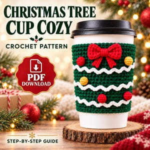 Könnte beinhalten: Ein dunkelgrüner Tassenwärmer aus Häkelarbeit mit weißen Wellenlinien, kleinen roten und gelben Kugeln und einer roten Schleife. Der Text lautet CHRISTMAS TREE CUP COZY, CROCHET PATTERN, PDF DOWNLOAD und STEP-BY-STEP GUIDE.