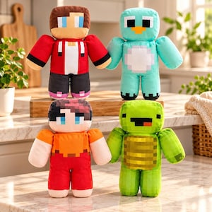 Peut inclure: Quatre peluches aux designs cubiques et pixélisés. En haut à gauche, un personnage aux cheveux bruns en veste rouge. En haut à droite, une créature bleu clair avec un bec jaune. En bas à gauche, un personnage aux cheveux bruns en chemise orange. En bas à droite, une tortue verte.