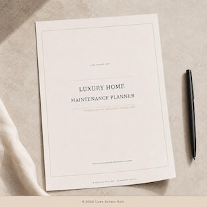 以下が含まれることがあります： LUXE ESTATE EDIT、LUXURY HOME MAINTENANCE PLANNER、Thoughtful care for a beautifully managed home、PRINTABLE HOUSEHOLD MANAGEMENT PLANNER、2026 Luxe Estate Editと書かれた黒い文字の白い長方形のプランナーカバー。黒いペン。