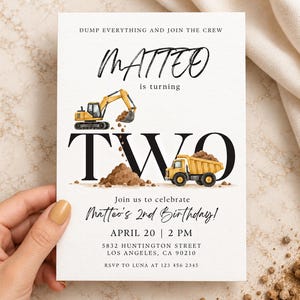 Könnte beinhalten: Eine weiße, rechteckige Geburtstagseinladungskarte mit Aquarellillustrationen eines gelben Baggers und eines gelben Muldenkippers. Der Text lautet: DUMP EVERYTHING AND JOIN THE CREW, MATTEO is turning TWO, Join us to celebrate Matteo's 2nd Birthday! APRIL 20 | 2 PM, 5832 HUNTINGTON STREET LOS ANGELES, CA 90210, RSVP TO LUNA AT 123 456 2345.
