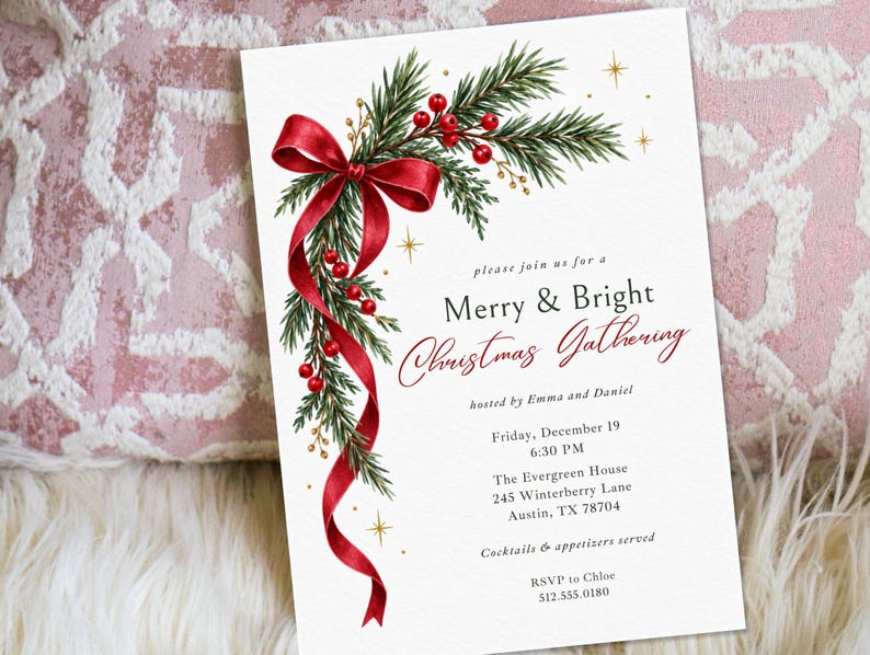 K&ouml;nnte beinhalten: Eine wei&szlig;e, rechteckige Einladungskarte mit einer Aquarellillustration aus gr&uuml;nen Tannenzweigen, roten Beeren und einem flie&szlig;enden roten Band. Der Text lautet: please join us for a Merry & Bright Christmas Gathering, hosted by Emma and Daniel.