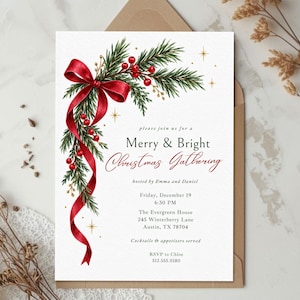 K&ouml;nnte beinhalten: Eine wei&szlig;e, rechteckige Einladungskarte mit einer Aquarellillustration aus gr&uuml;nen Tannenzweigen, roten Beeren und einem flie&szlig;enden roten Band. Der Text lautet Merry & Bright Christmas Gathering, veranstaltet von Emma und Daniel.