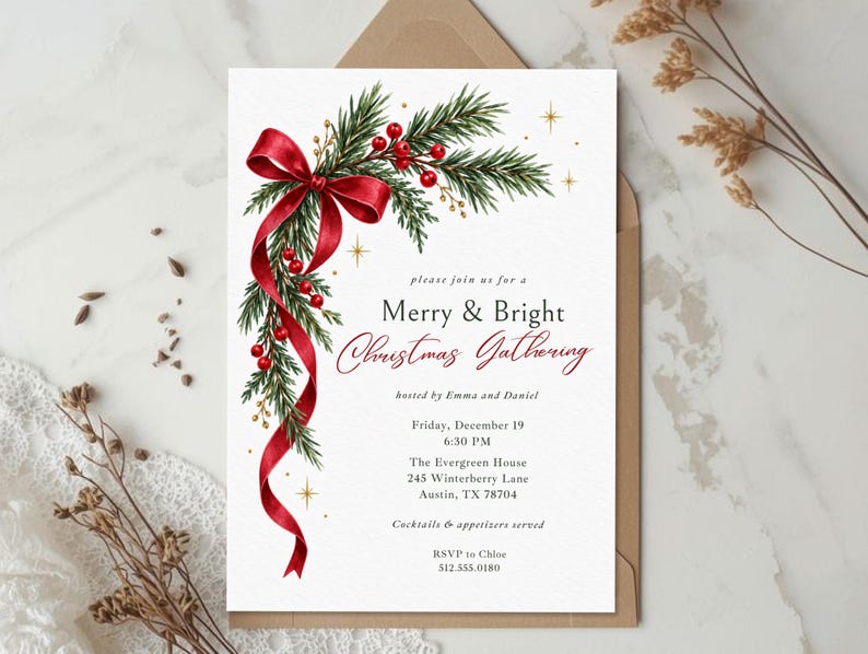K&ouml;nnte beinhalten: Eine wei&szlig;e, rechteckige Einladungskarte mit einer Aquarellillustration aus gr&uuml;nen Tannenzweigen, roten Beeren und einem flie&szlig;enden roten Band. Der Text lautet Merry & Bright Christmas Gathering, veranstaltet von Emma und Daniel.