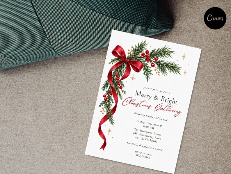 K&ouml;nnte beinhalten: Eine wei&szlig;e, rechteckige Einladungskarte mit einer Aquarellillustration aus gr&uuml;nen Tannenzweigen, roten Beeren und einem flie&szlig;enden roten Band. Der Text lautet: please join us for a Merry & Bright Christmas Gathering, hosted by Emma and Daniel.