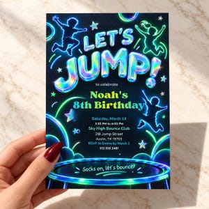 Op de afbeelding: Een zwarte verjaardagsuitnodiging met neon-stijl afbeeldingen van springende kinderen, een trampoline en sterren. De tekst luidt: LET'S JUMP! to celebrate Noah's 8th Birthday, Saturday, March 14, 3:30 PM to 6:00 PM, Sky High Bounce Club, 512 555 2481.